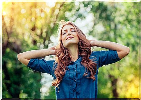 Happy-woman-enjoying-the-outdoors