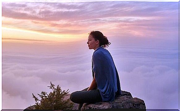 girl sitting in the silence of a mountain symbolizing the difficulty of love in intelligent people