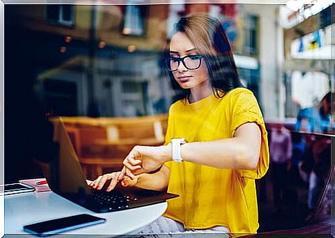 Woman working in a coffee shop