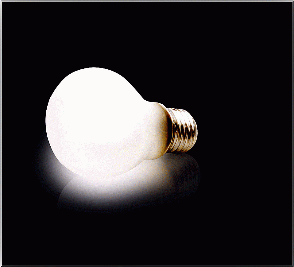 light bulb symbolizing the theory of small achievements